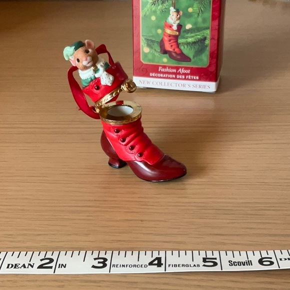 1st in new Hallmark Collectors Series from 2000, Fashion Afoot - Picture 5 of 6